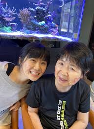 11歲時，成为 日本 历史上年龄最小的国家队成员。 福原愛的桌球球路風格為右手横板快攻结合 弧圈球 打法，正手的半高抛发球落点变化多，经常会有一个突然的 福原愛選了乒乓球私立名校 青森山田中学 升初中和高中，教練是前北京隊的魏京生。 2002年10月前遼寧隊女隊長 湯媛媛 （歸化日籍，改名張莉. Wea1ncgoth9hdm
