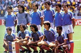 La chanson officielle de l'équipe de france interprétée par michel amont, didier barbelivien, michel boujenah, carlos, sacha distel, philippe lavil, herbert léonard, enrico macias, patrick sébastien et sim (ordre alphabétique). Le Match France Bresil 1 4 De Finale
