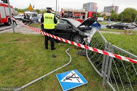 Jadąca na sygnale karetka pogotowia zderzyła się z citroenem, potem wpadła na idącą chodnikiem kobietę, która zmarła w szpitalu w wyniku odniesionych ran. Rodzina I Prokuratura Chca Wiezienia Za Tragiczny Wypadek Na Ul Tarnowskiej Moja Corka Nie Byla Zwierzeciem