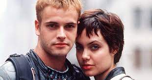 They were both theatre actors and were involved in stage productions at the bbc. Angelina Jolie Jonny Lee Miller S Relationship Timeline