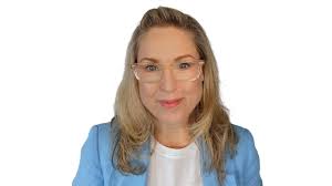 Eloise Wall's Instagram, Twitter & Facebook