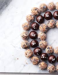 Boules Aux Fruits Seches Et Sucre Cristallise Chatelaine Fudge Diy Christmas Cookies Christmas Food
