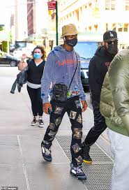 Montero lamar hill (born april 9, 1999), known as lil nas x (/nɑːz/ nahz), is an american rapper, singer, songwriter, and internet personality. Lil Nas X Zeigt Mit Kunstlerischer Patchworkhose Ein Weiteres Umwerfendes Display Aktuelle Boulevard Nachrichten Und Fotogalerien Zu Stars Sternchen