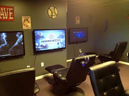 Farmhouse game room ideas with wooden pool table pool table with dark wooden frame and black broadcloth placed center of the room and in a harmony with the other features. Small Gaming Room Ideas With Bed Novocom Top