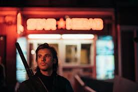 Après un premier film, deux albums des casseurs flowters et une série avec son compère gringe depuis 2013, orelsan annonce son retour en solo avec le. Orelsan La Fete Est Finie Basique Simple Ou Simpliste Arret Sur Tracks