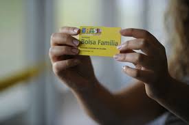 A caixa paga a terceira parcela do auxílio emergencial 2021 para os beneficiários que fazem parte do bolsa família com número do nis (número de o recebimento do auxílio emergencial é realizado da mesma forma e nas mesmas datas do benefício regular para quem recebe o bolsa família. Veja Regras Do Auxilio Emergencial 2021 Para Quem Recebe Bolsa Familia