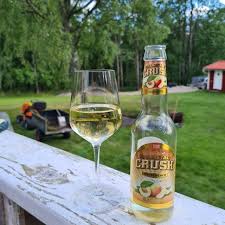 En blanddryck baseras oftast på fruktvin, vin eller sprit. Halmstad Crush White Peach Kronleins Bryggeri Photos Untappd