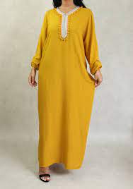 Nos vêtements femme ou vêtements ethniques que ce soit des robes ethniques, saris, robe dubaï, caftan, robe indienne tuniques et salwar kameez sont ornés de broderies, de pierres ou de velours, le travail du ruban, des dentelles, des travaux kasab, le travail resham, broderie à la main complexes. Robe De Maison Et D Ete Pas Cher A Pompons Pour Femme Couleur Jaune Moutarde Pret A Porter Et Accessoires