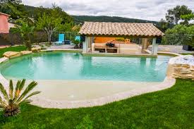 Piscine Contemporaine Avec Plage Et Bar Integre A La Ciotat Blue Pool Concept Construction De Piscines