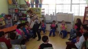 Hoy os proponemos 10 juegos divertidos para fiestas infantiles, ya que las vacaciones están a la vuelta de la esquina y pronto los niños tendrán muuucho tiempo libre, no hay nada que les guste más que jugar así que una fiesta infantil es una gran idea para cualquier día de la semana. Dinamica Rompe Hielo Youtube
