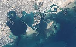 A cidade está localizada na costa do golfo pérsico, no leste do país. Doha Wikipedia