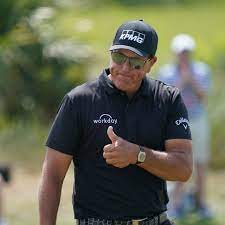 Phil mickelson 2004 masters golf champion 13x19 commemorative poster phil mickelson won his first major championship with a birdie on the final hole to win the 2004 masters golf tournament by. Zm8p4pymy64 Rm