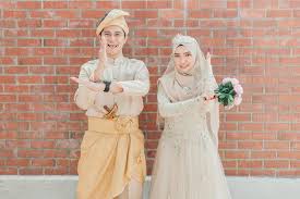 Warna yang menarik dengan kulit ini adalah warna kontra & terang tetapi anda haruslah berani untuk mengayakannya. Koleksi Baju Pengantin Paling Tranding 2018 Cahaya Kristal