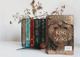 Der trilogieauftakt erschien 2012 und löste einen verrückten hype aus, dem ich mich nicht entziehen konnte. Grishaverse Von Leigh Bardugo In Welcher Reihenfolge Lese Ich Die Bucher Papierplanet