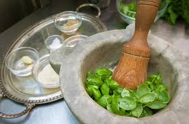 Ebbene, per accentuare questa nota dolce e resinosa, meravigliosa, potreste far tostare una manciata di pinoli in forno statico a 200°c, per poi usarli interi per impiattare il classico piatto di pasta col pesto. Ricetta Pesto Genovese Ricetta Ufficiale Del Consorzio