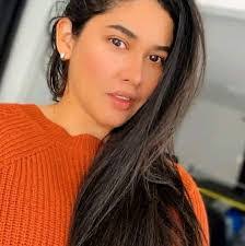 Stephanie Fox's Instagram, Twitter & Facebook