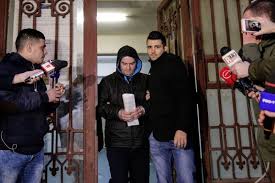 Acesta este suspectat că, săptămâna trecută, ar fi agresat sexual doi copii, de 5 şi 9 ani, în liftul unui bloc. Noi DezvÄluiri Socante Despre PoliÅ£istul Pedofil Fosta SoÅ£ie L A Dat In Fapt Stiri Pe Surse Cele Mai Noi Stiri