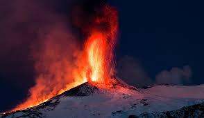 Unul dintre cei mai periculoși vulcani din lume, care încă își amintește de erupțiile sale. Cel Mai Misterios Vulcan Din Lume Etna DÄ BÄtÄi De Cap ExperÅ£ilor ErupÅ£iile Recente Sunt Neobisnuite