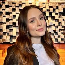 Lari's Version chegando? Larissa Manoela descobre que seus pais, Silvana  Taques e GIlberto Elias, assinaram contrato vitalício em seu nome com a  Deckdisk em 2012 quando tinha apenas 11 anos. Enquanto estiver