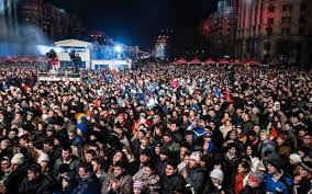 Pe scena din piaţă au urcat muzicieni români celebri, printre care delia, loredana, holograf, andreea bălan, ştefan bănică junior, pepe, vunk sau voltaj. Hit Revelion 2018 In PiaÅ£a George Enescu