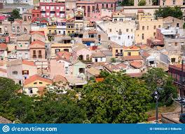 Cagliari ist die größte stadt und hauptstadt der autonomen region sardinien, der zweitgrößten insel italiens. Stadt Cagliari Sardinien Italien Angaben Der Alten Zentrum Stockfoto Bild Von Promenade Dammerung 155933248