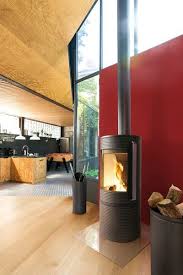 En Fonte Le Poele A Bois Altara Est Habille De Beton Refractaire Et Offre Une Belle Vue Sur Le Feu Gr Poele A Bois Invicta Poele A Bois Appareils Menagers