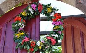 Συγκεκριμένα, η πρωτομαγιά 2020 οπότε και είναι επίσημη αργία «πέφτει» παρασκευή, που σημαίνει ότι πολλοί θα έχουν ένα νέο τριήμερο ώστε να ξεκουραστούν. Prwtomagia 2020 Poia Mera Peftei H Argia Ta Metra Gia Korwnoio Typosthes