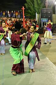 Tapi juga gambar tarian daerah 34 provinsi, gambar tarian daerah dan asalnya, gambar tarian daerah yang menggunakan properti hingga sejarah tari tradisional indonesia, semuanya bisa kamu ketahui. Tarian Joget Melayu Cultural Dance Dance Art Dance