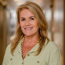 No mês em que o mundo celebra a mulher como protagonista, saiba mais sobre  a forte presença feminina de Paula Ioris