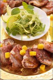 Grillen Schuhbecks Saltimbocca Auf Zwiebel Minz Salat Mit Mango Fleisch Braten Rezepte Grillen Und Schuhbeck