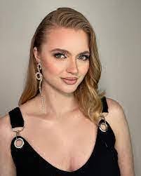 Daria Baker's Instagram, Twitter & Facebook