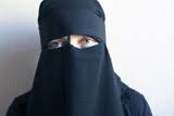 W roku 1964 rząd, a głównie ministerstwo pracy, zaczął zapraszać Burka Fototapety Scienne Na Wymiar Kobieta Plynac Wlosy Myloview Pl
