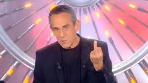 Les terriens du samedi / les terriens du dimanche présenté par thierry ardisson tous les samedis et dimanches à 18h45 sur @c8tv #lts #ltd. Thierry Ardisson Repond A La Polemique Squeezie Avec Un Doigt D Honneur Dans Les Terriens Du Dimanche Le Huffpost