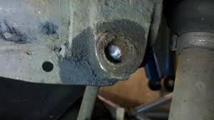 Der ablauf des austauschs ist für den linken und den rechten stoßdämpfer der hinteren aufhängung identisch. Mondeo 2 Bj 97 00 Bap Bfp Bnp Ausbau Stossdampfer Radlagergehause