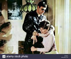 He is the father of actors adam arkin, anthony arkin, and matthew arkin. Audrey Hepburn Alan Arkin Warten Sie Bis Dunkel 1967 Stockfotografie Alamy
