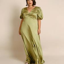 Shop azazies stunning collection of plus size cocktail dresses fit for a queen and every special occasion she graces. 28 Plus Size Bridesmaid Dresses To Fit Every Style And Budget