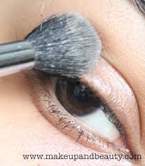 She says that the secret to knowing how to apply an eyeliner pencil, creating the perfect line on the upper and lower lashes, is to begin with a few dashes. How To Apply Pencil Eyeliner Tutorial