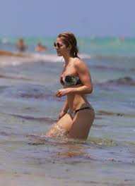 Emily bett rickards may be heating up the small screen with her intense relationship with stephen amell on emily bett rickards flaunts her insane bikini body while splashing around in hawaii. Emily Bett Rickards In Bikini At A Beach In Miami 04 25 2015 Hawtcelebs
