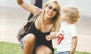 Έτσι αποχαιρέτησε τον τρύφωνα καρατζά! Lina Sakka Bolta Me To Gio Ths Fwto