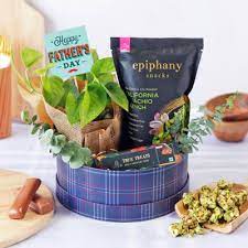 From inexpensive gifts that he'll use every day to pricier ones he'll only break out for special occasions—be prepared to feel the love when your dad opens one of the 60 amazing gifts for men below. Father S Day Gifts Gift Ideas For Fathers Day Online In India 2021 Igp Com