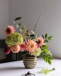 5 Easy Flower Arrangement Ideas With Dahlias Cloverhome Dahlia also blends well with autumn blooms in fall flower arrangements; cloverhome
