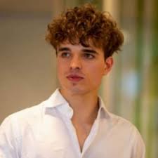 Je suis ravie de vous annoncer que j'ai rejoint l'équipe d'eponyme partners  début septembre 2024 en tant que M&A Analyst Intern pour une durée de six  mois.