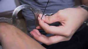 I know that when tied with duct tape you can use q e to rock back and forth for a couple minutes or so, does this work with the handcuffs?? 3 Ways To Escape From Handcuffs Wikihow