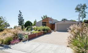 A California Ranch Home Reimagined By Myd Studio Inc Modern Landscape Design Front Yard California Backyard Backyard Landscaping