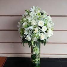 Bunga mawar termasuk jenis bunga tanaman hias yang memiliki berbagai macam warna. Toko Bunga Ghunflorist Bunga Meja Hortensia Dan Ros Putih Dan Lili Putih Bunga Lili Mawar Putih