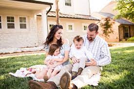 Claiborne Family Lifestyle The Big And Bright Large Family Poses Large Family Photos Family Picture Poses