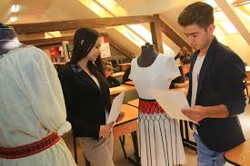Oferta curriculară pe care facultatea de arte şi design o pune astăzi la dispoziţia studenţilor are în vedere cele trei paliere de studii universitare ce în afară de acestea, instrumentele multimedia moderne sunt disponibile în cele mai multe săli de curs din clădirile noi (facultatea de ştiinţe. Tehnician Designer Vestimentar