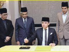 Tengku hassanal ibrahim alam shah's age is 25. Pemangku Raja Pahang Tengku Mahkota Tengku Hassanal Ibrahim Alam Shah Al Sultan Abdullah Berkenan Menandatangani Buku