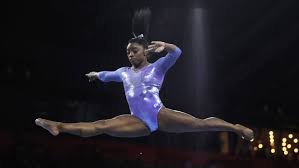 La gimnasia es un deporte en el que se ejecutan varias secuencias de movimientos para ejercitar el cuerpo, ayudando a que el cuerpo tome condición física, ganando fuerza, agilidad y flexibilidad. Mundial De Gimnasia Otro Record Para Biles Dos Oros Mas Para Superar Al Mitico Scherbo Deportes El Pais