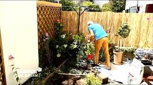 Dans pas de panique, stéphane marie vient en aide aux téléspectateurs, en réinventant leur jardin ou leur terrasse. Pas De Panique Une Vegetation Coloree Et Odorante Silence Ca Pousse Youtube
